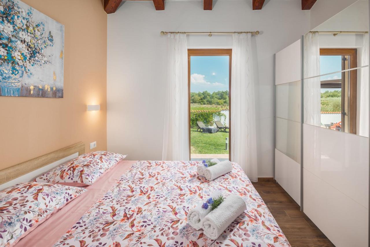 Villa Gracia Sveti Lovreč Pazenatički Exteriör bild