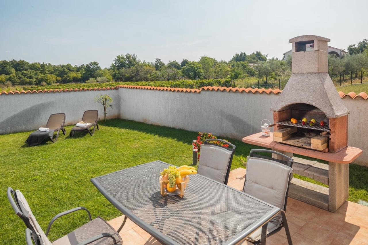 Villa Gracia Sveti Lovreč Pazenatički Exteriör bild