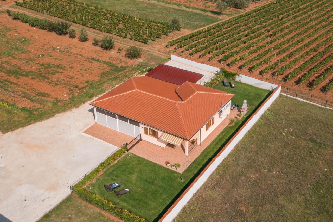 Villa Gracia Sveti Lovreč Pazenatički Exteriör bild