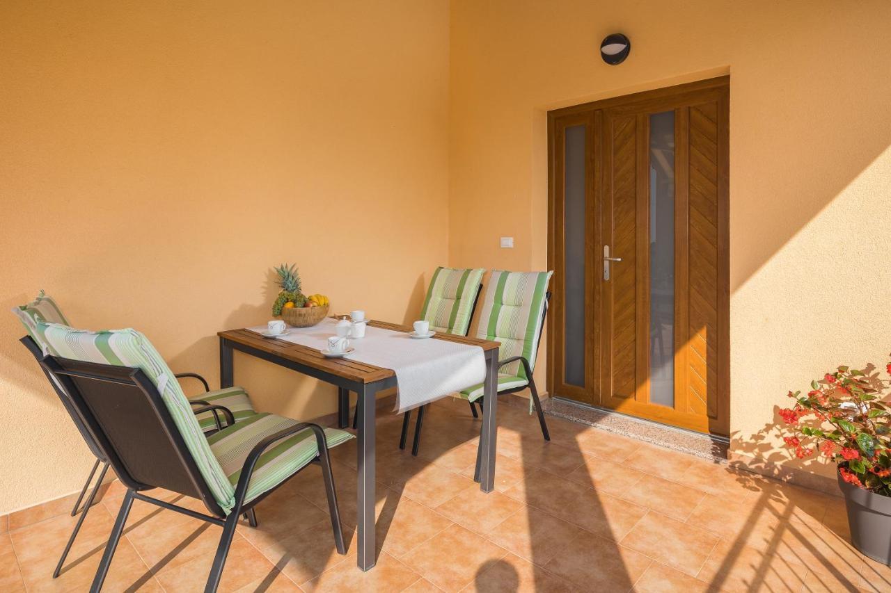 Villa Gracia Sveti Lovreč Pazenatički Exteriör bild