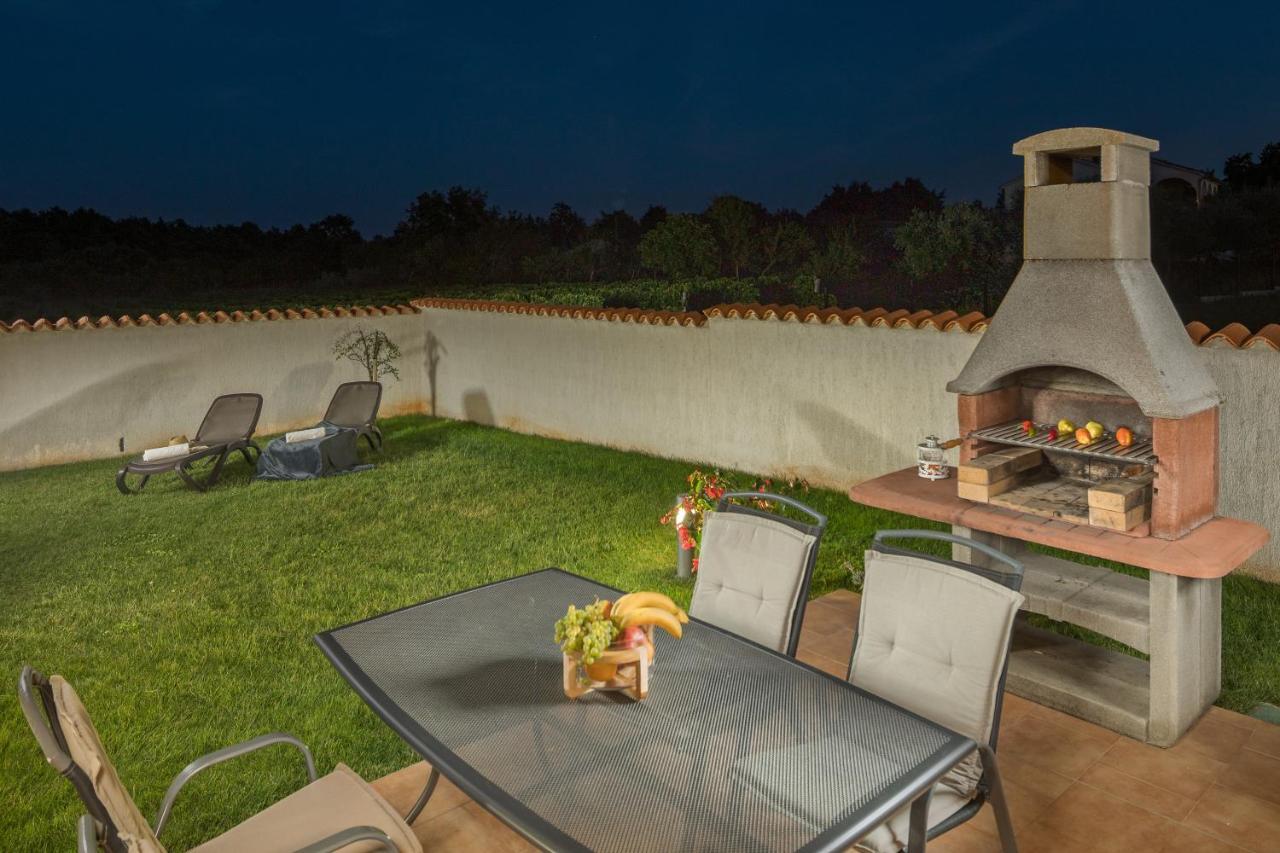 Villa Gracia Sveti Lovreč Pazenatički Exteriör bild