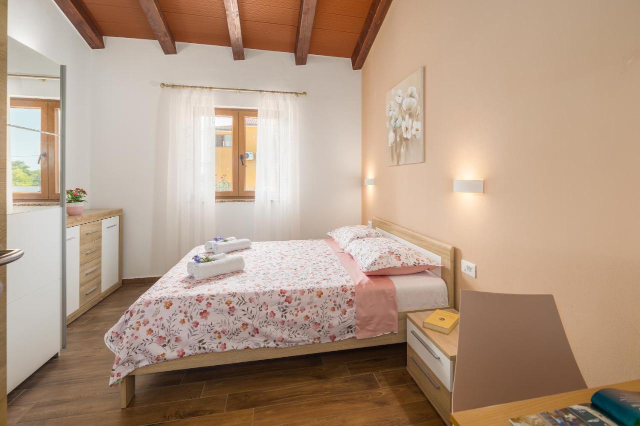 Villa Gracia Sveti Lovreč Pazenatički Exteriör bild